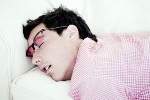 uykuda sayiklama konusma nasil onlenir neden olur tedavisi