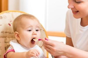 aylik bebek beslenmesi nasil beslenir neler yer